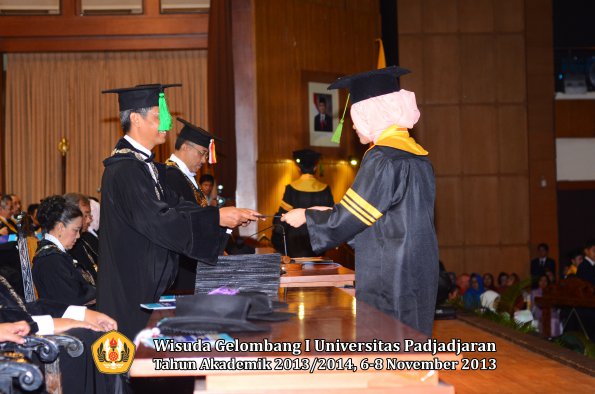 wisuda-unpad-gel-i-ta-2013_2014-fakultas-kedokteran-oleh-dekan-014