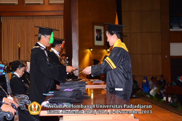 wisuda-unpad-gel-i-ta-2013_2014-fakultas-kedokteran-oleh-dekan-022