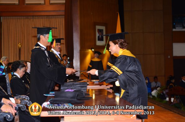 wisuda-unpad-gel-i-ta-2013_2014-fakultas-kedokteran-oleh-dekan-023