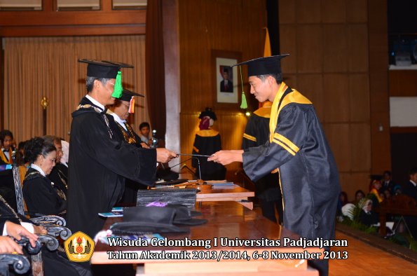 wisuda-unpad-gel-i-ta-2013_2014-fakultas-kedokteran-oleh-dekan-028