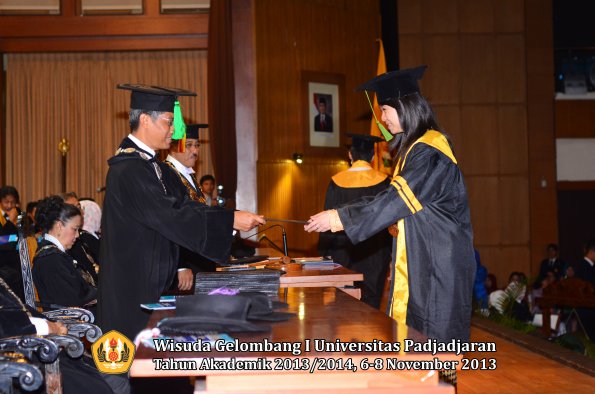 wisuda-unpad-gel-i-ta-2013_2014-fakultas-kedokteran-oleh-dekan-030