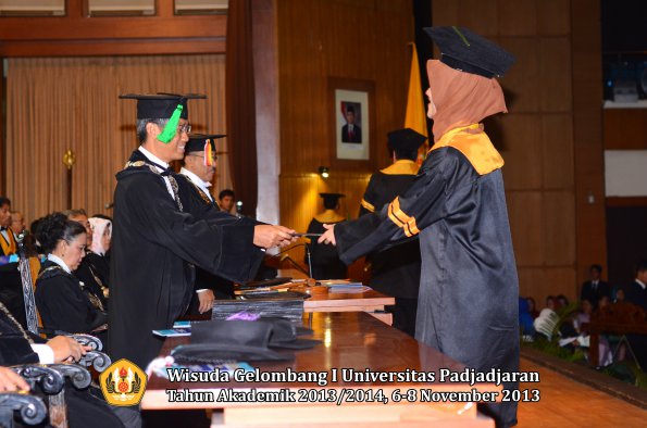 wisuda-unpad-gel-i-ta-2013_2014-fakultas-kedokteran-oleh-dekan-033