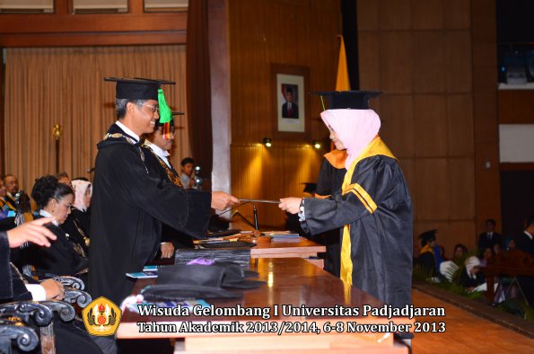 wisuda-unpad-gel-i-ta-2013_2014-fakultas-kedokteran-oleh-dekan-034