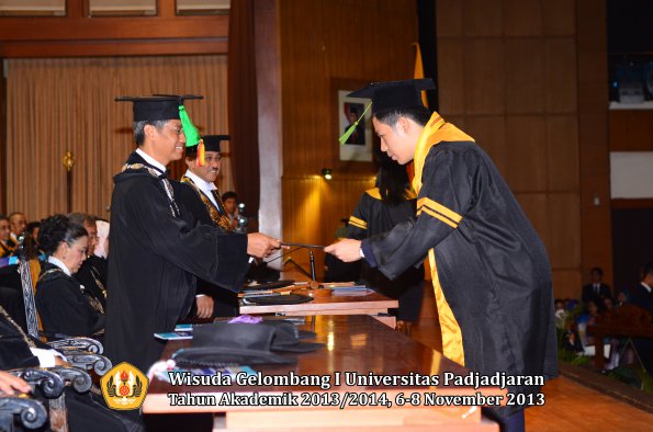 wisuda-unpad-gel-i-ta-2013_2014-fakultas-kedokteran-oleh-dekan-047