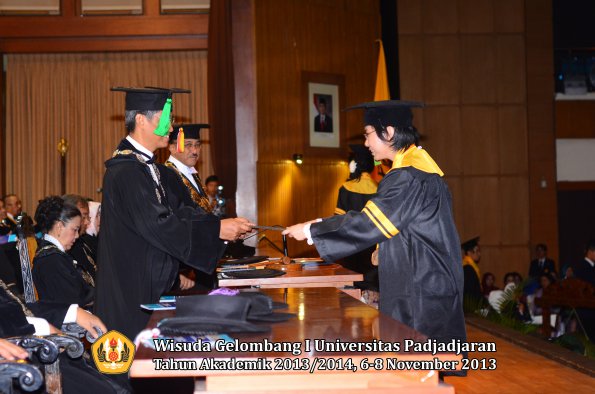 wisuda-unpad-gel-i-ta-2013_2014-fakultas-kedokteran-oleh-dekan-049