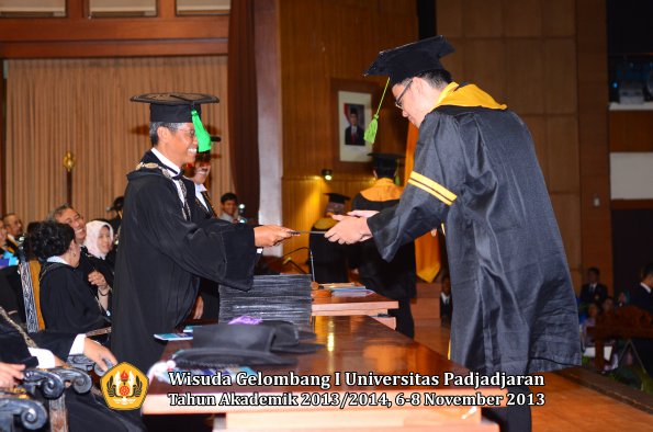 wisuda-unpad-gel-i-ta-2013_2014-fakultas-kedokteran-oleh-dekan-053