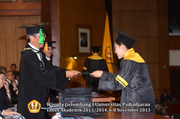 wisuda-unpad-gel-i-ta-2013_2014-fakultas-kedokteran-oleh-dekan-054