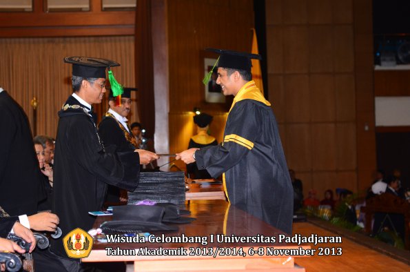 wisuda-unpad-gel-i-ta-2013_2014-fakultas-kedokteran-oleh-dekan-057