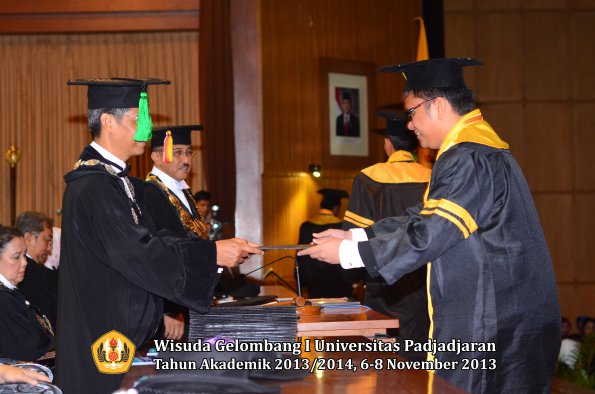 wisuda-unpad-gel-i-ta-2013_2014-fakultas-kedokteran-oleh-dekan-066