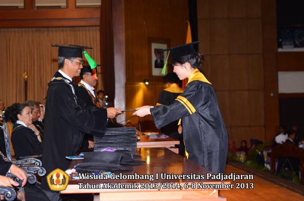 wisuda-unpad-gel-i-ta-2013_2014-fakultas-kedokteran-oleh-dekan-068