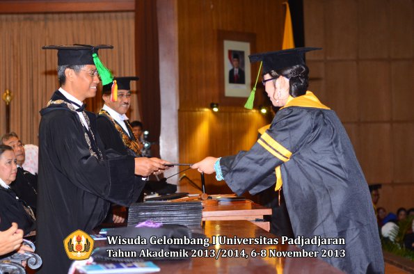 wisuda-unpad-gel-i-ta-2013_2014-fakultas-kedokteran-oleh-dekan-069