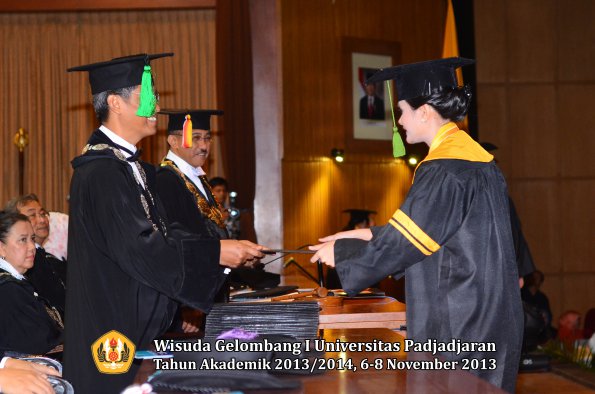 wisuda-unpad-gel-i-ta-2013_2014-fakultas-kedokteran-oleh-dekan-070