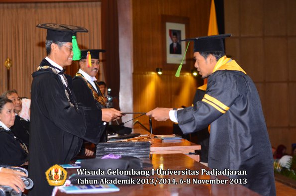 wisuda-unpad-gel-i-ta-2013_2014-fakultas-kedokteran-oleh-dekan-071