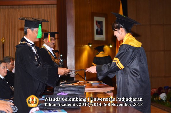 wisuda-unpad-gel-i-ta-2013_2014-fakultas-kedokteran-oleh-dekan-072