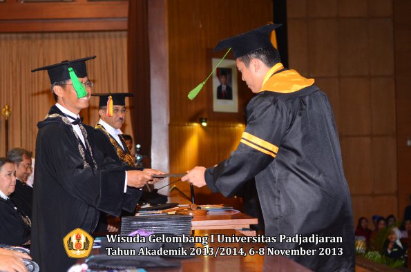 wisuda-unpad-gel-i-ta-2013_2014-fakultas-kedokteran-oleh-dekan-073