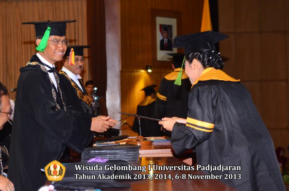 wisuda-unpad-gel-i-ta-2013_2014-fakultas-kedokteran-oleh-dekan-074