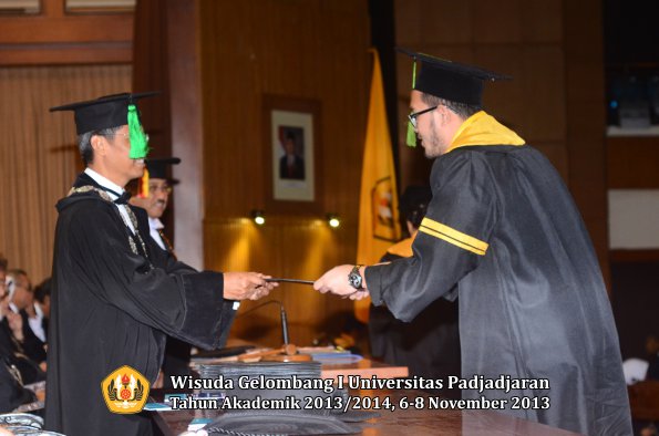 wisuda-unpad-gel-i-ta-2013_2014-fakultas-kedokteran-oleh-dekan-075