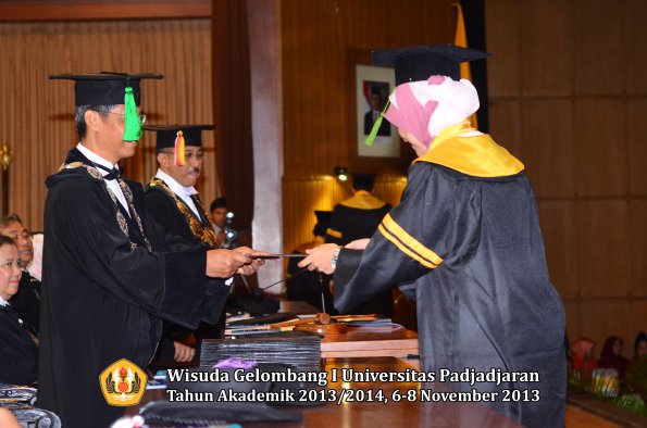 wisuda-unpad-gel-i-ta-2013_2014-fakultas-kedokteran-oleh-dekan-076