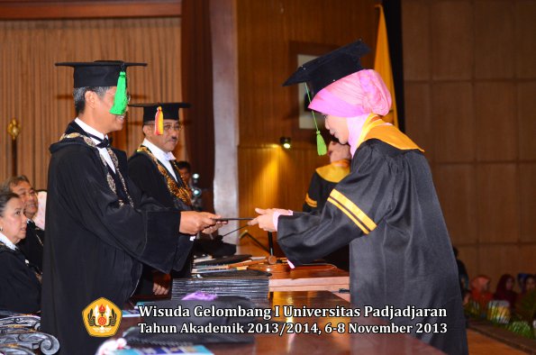 wisuda-unpad-gel-i-ta-2013_2014-fakultas-kedokteran-oleh-dekan-077