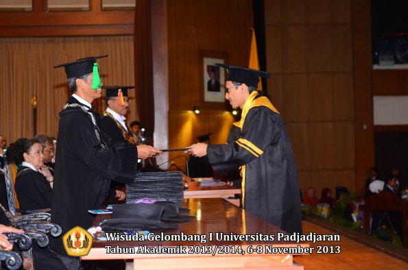 wisuda-unpad-gel-i-ta-2013_2014-fakultas-kedokteran-oleh-dekan-078