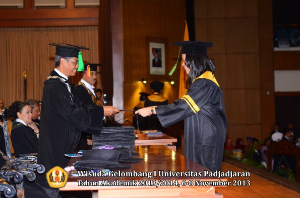 wisuda-unpad-gel-i-ta-2013_2014-fakultas-kedokteran-oleh-dekan-079