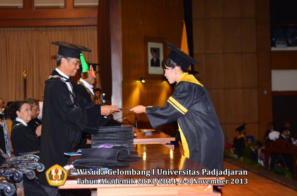 wisuda-unpad-gel-i-ta-2013_2014-fakultas-kedokteran-oleh-dekan-080