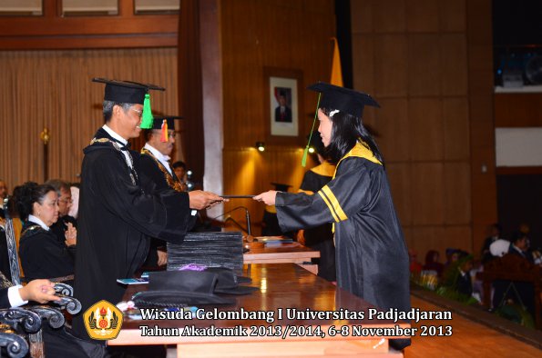 wisuda-unpad-gel-i-ta-2013_2014-fakultas-kedokteran-oleh-dekan-082