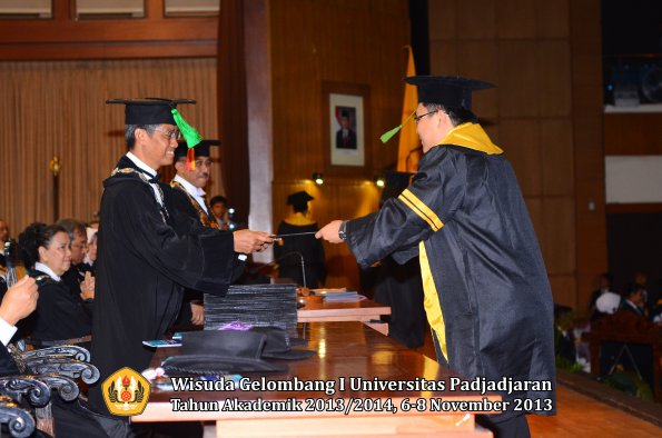 wisuda-unpad-gel-i-ta-2013_2014-fakultas-kedokteran-oleh-dekan-083