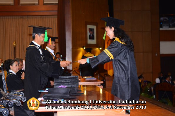 wisuda-unpad-gel-i-ta-2013_2014-fakultas-kedokteran-oleh-dekan-084