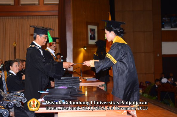 wisuda-unpad-gel-i-ta-2013_2014-fakultas-kedokteran-oleh-dekan-085