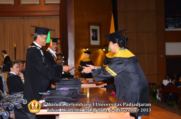 wisuda-unpad-gel-i-ta-2013_2014-fakultas-kedokteran-oleh-dekan-088