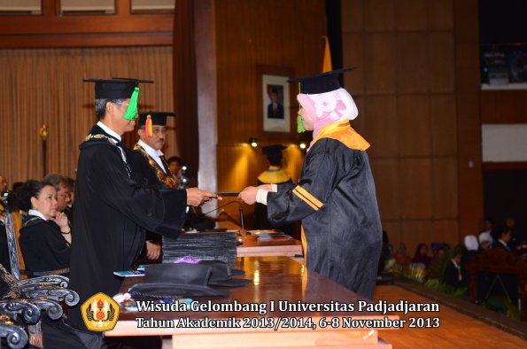 wisuda-unpad-gel-i-ta-2013_2014-fakultas-kedokteran-oleh-dekan-089