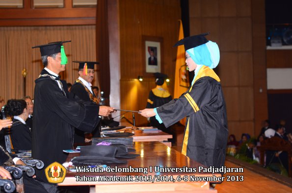 wisuda-unpad-gel-i-ta-2013_2014-fakultas-kedokteran-oleh-dekan-092