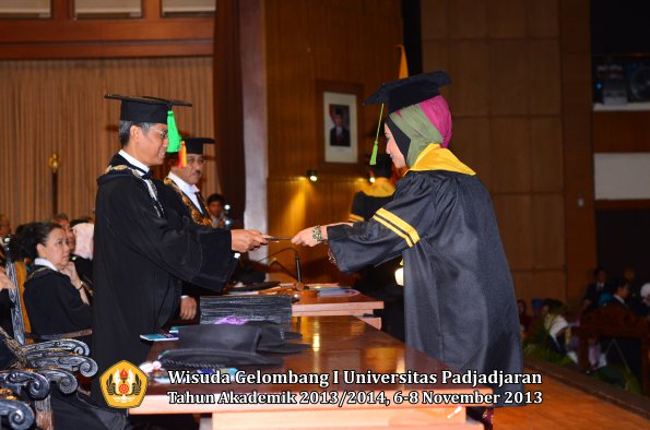 wisuda-unpad-gel-i-ta-2013_2014-fakultas-kedokteran-oleh-dekan-097