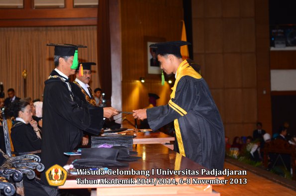 wisuda-unpad-gel-i-ta-2013_2014-fakultas-kedokteran-oleh-dekan-099