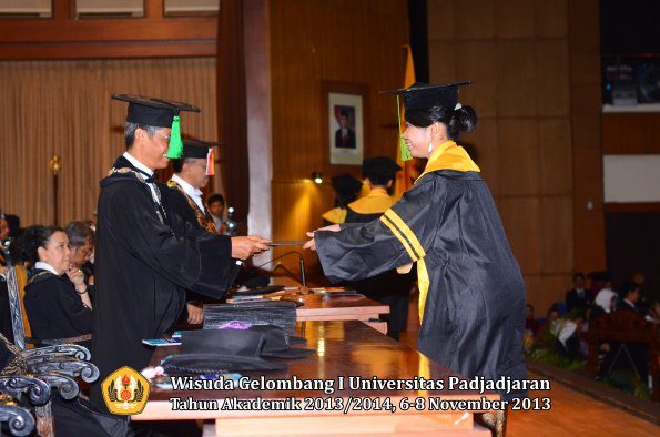 wisuda-unpad-gel-i-ta-2013_2014-fakultas-kedokteran-oleh-dekan-100