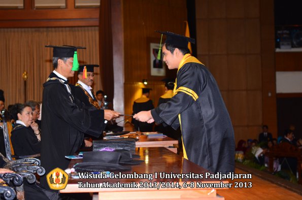 wisuda-unpad-gel-i-ta-2013_2014-fakultas-kedokteran-oleh-dekan-101