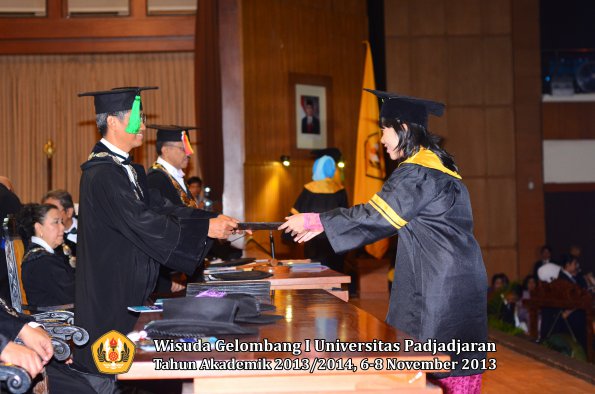 wisuda-unpad-gel-i-ta-2013_2014-fakultas-kedokteran-oleh-dekan-103