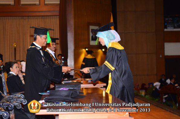 wisuda-unpad-gel-i-ta-2013_2014-fakultas-kedokteran-oleh-dekan-104
