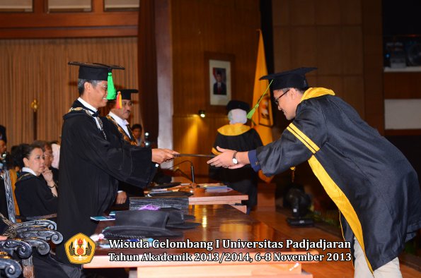 wisuda-unpad-gel-i-ta-2013_2014-fakultas-kedokteran-oleh-dekan-105