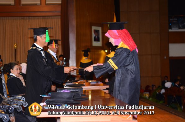 wisuda-unpad-gel-i-ta-2013_2014-fakultas-kedokteran-oleh-dekan-109