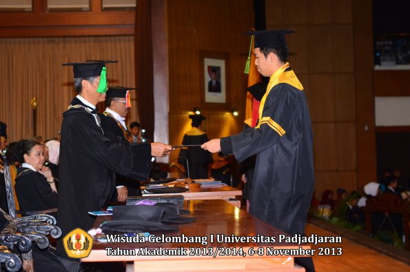 wisuda-unpad-gel-i-ta-2013_2014-fakultas-kedokteran-oleh-dekan-110