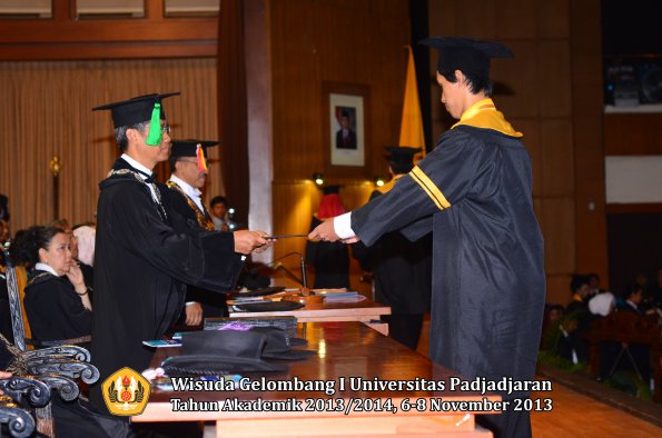 wisuda-unpad-gel-i-ta-2013_2014-fakultas-kedokteran-oleh-dekan-111