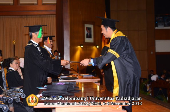 wisuda-unpad-gel-i-ta-2013_2014-fakultas-kedokteran-oleh-dekan-112