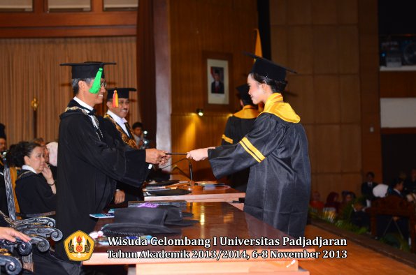 wisuda-unpad-gel-i-ta-2013_2014-fakultas-kedokteran-oleh-dekan-113