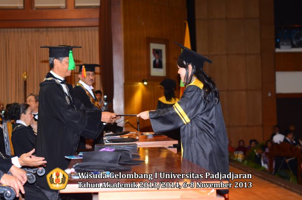 wisuda-unpad-gel-i-ta-2013_2014-fakultas-kedokteran-oleh-dekan-114