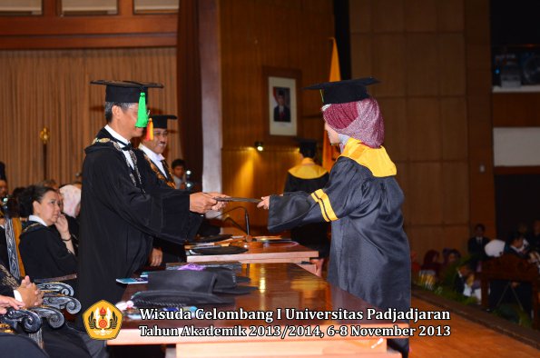 wisuda-unpad-gel-i-ta-2013_2014-fakultas-kedokteran-oleh-dekan-115