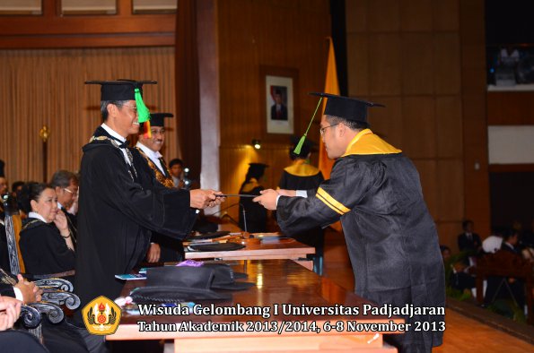 wisuda-unpad-gel-i-ta-2013_2014-fakultas-kedokteran-oleh-dekan-118