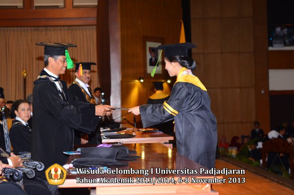 wisuda-unpad-gel-i-ta-2013_2014-fakultas-kedokteran-oleh-dekan-119