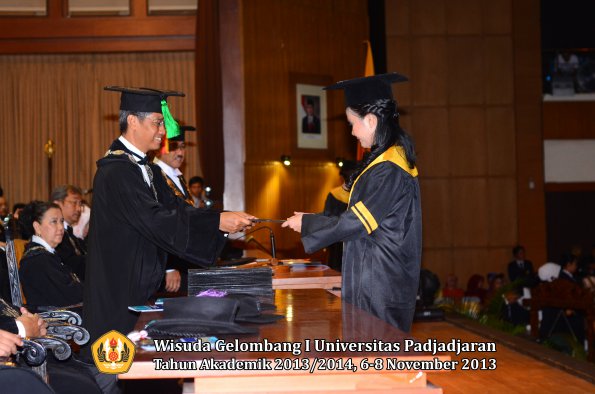 wisuda-unpad-gel-i-ta-2013_2014-fakultas-kedokteran-oleh-dekan-120